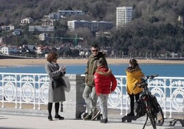 Una familia disfrutando del sol en La Concha