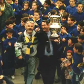 Juantxo Villarreal y el presidente Beñardo García entran en la plaza San Juan con la Copa de Europa conquistada en 1995.