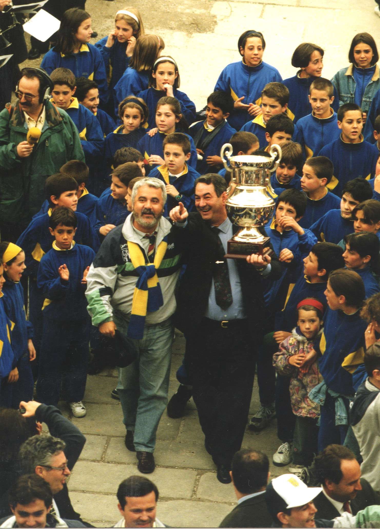 Juantxo Villarreal y el presidente Beñardo García entran en la plaza San Juan con la Copa de Europa conquistada en 1995.