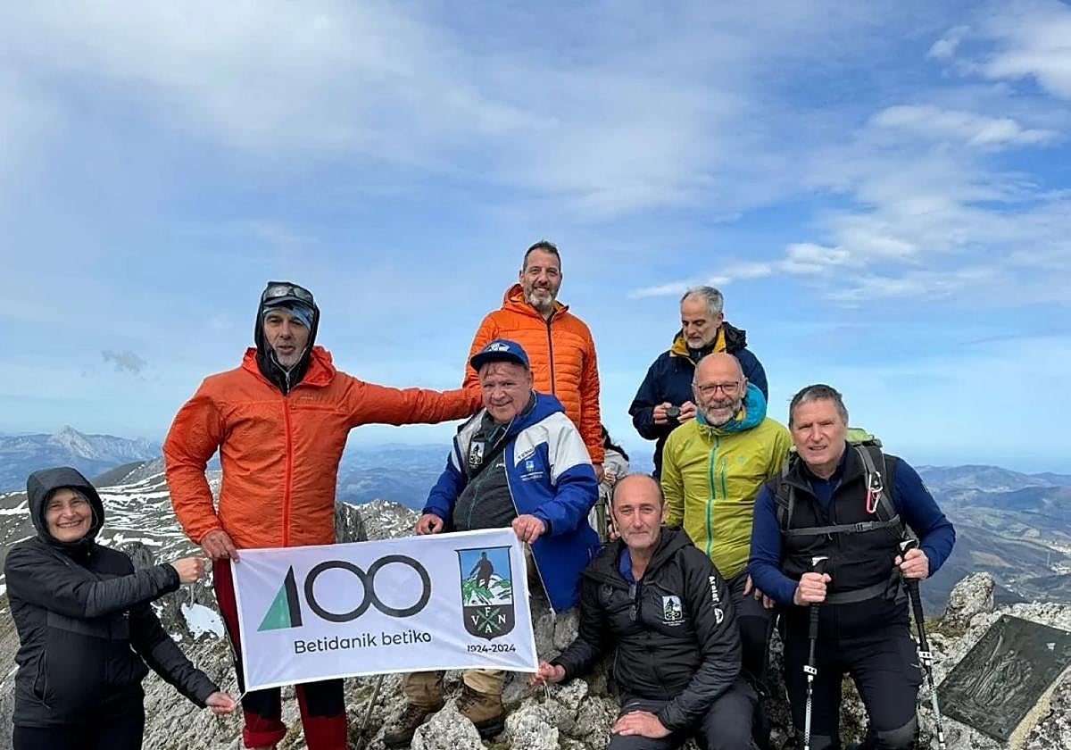 Aizkorri zerra kokatzen den Aketegi tontorrera, Gipuzkoako altuena, igo ziren Gipuzkoako Mendi Federazioak egindako deialdian.