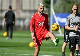 Stoichkov juega con el balón durante una sesión de entrenamiento del Eibar.