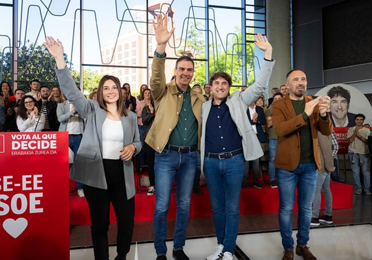 Aroa Jilete, Pedro Sánchez, Eneko Andueza y Denis Itxaso, en el cierre de campaña en Bilbao.