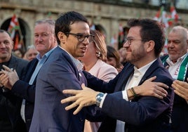 Pello Otxandiano, candidato a lehendakari de EH Bildu, se abraza con Pere Aragonès, president de la Generalitat de Cataluña.