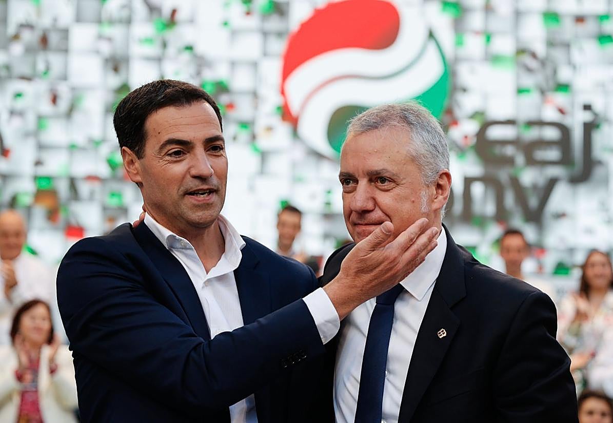 Imanol Pradales tiene un gesto de afecto con Iñigo Urkullu, que este viernes participó en su último mitin electoral como lehendakari.