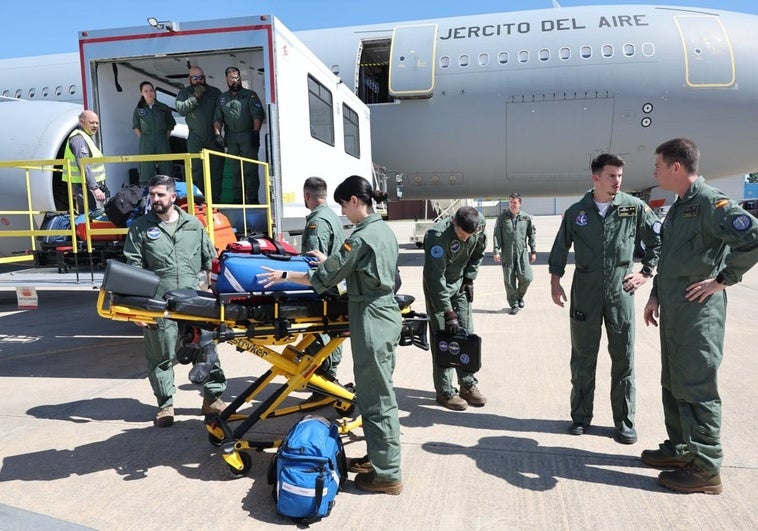 Los médicos y enfermeros militares cargan en la base aérea de Torrejón de Ardoz el avión que despegó este viernes rumbo a Tailandia para repatriar a Álex García.