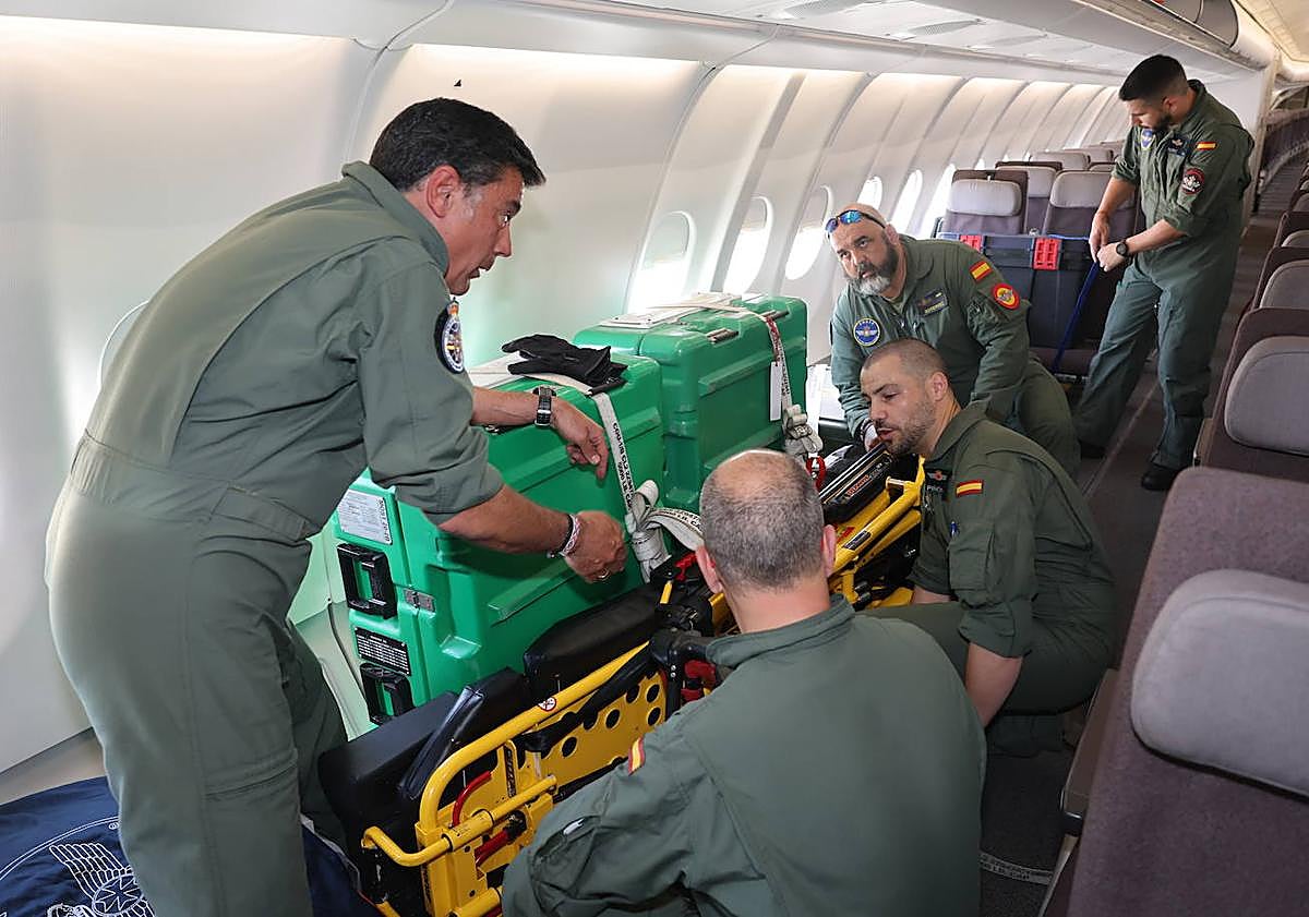 Imagen principal - Diferentes imágenes de la carga del avión de la misión a Tailandia, con el equipo que viaja a bordo del Airbus A330.