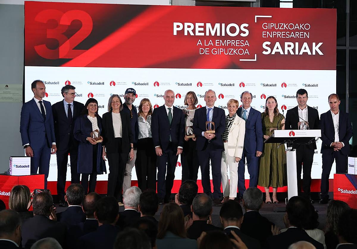 Foto de familia de los galardonados con los premios 'Empresa de Gipuzkoa' de la Cámara.