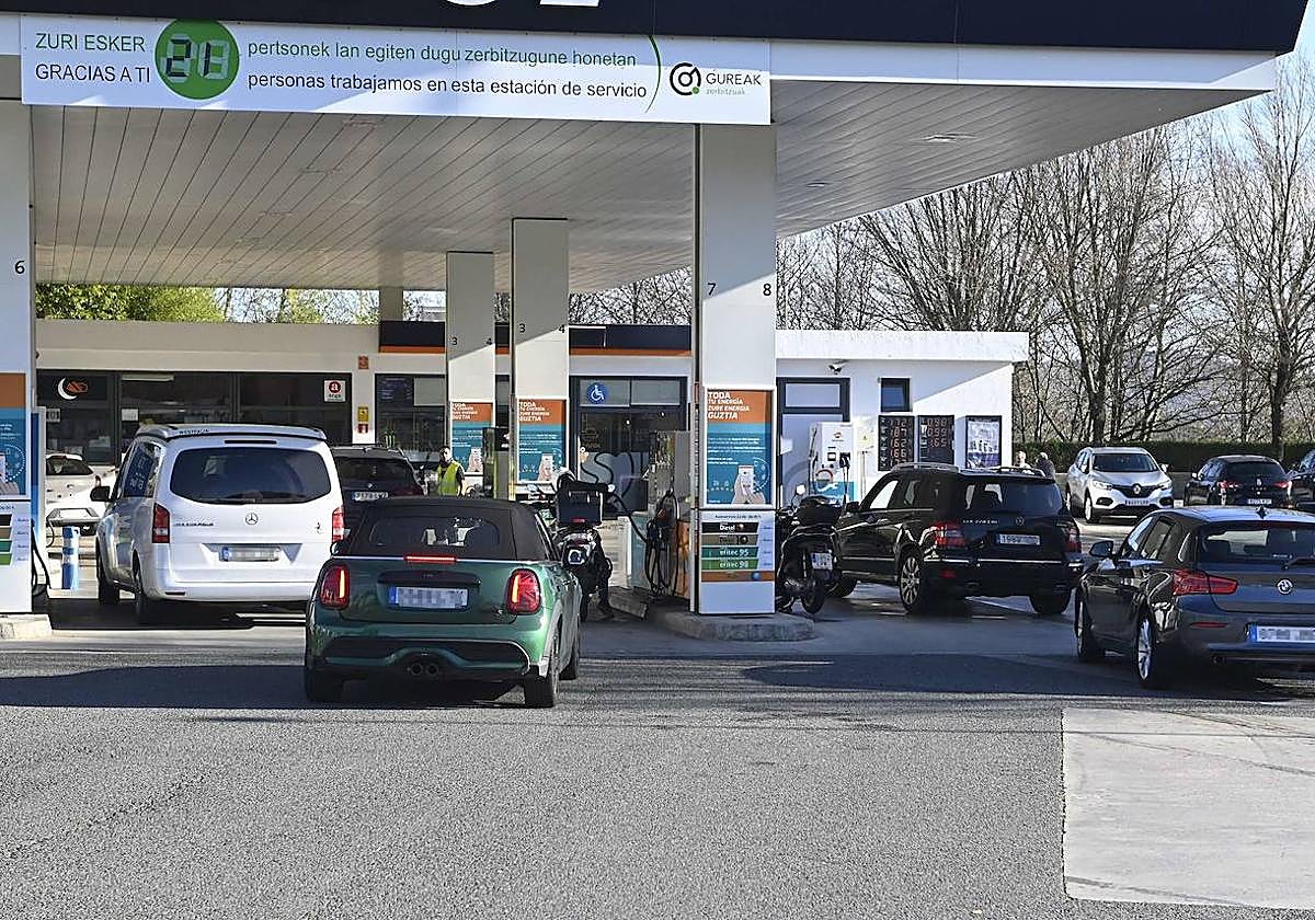 Varios vehículos repostan en una gasolinera guipuzcoana.