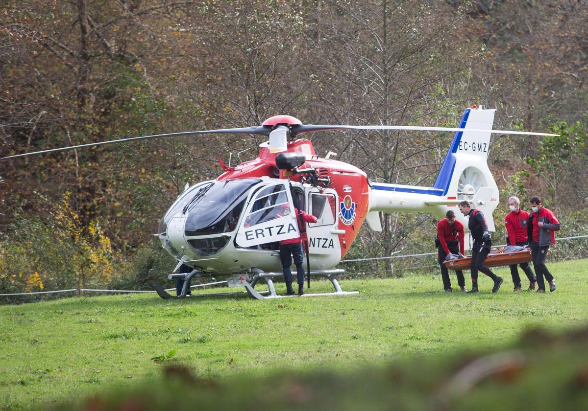 Rescate de una persona por parte de los Servicios de Emergencia.