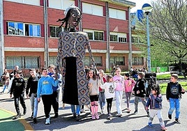 Ilusión. Niños del colegio Amara Berri marchan a la plaza Ferrerías de la mano de Kaya.