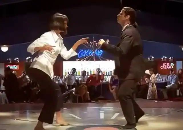 Arriba, Travolta bailó en el homenaje a los 30 años de 'Pulp Fiction'. Abajo, la famosa escena.