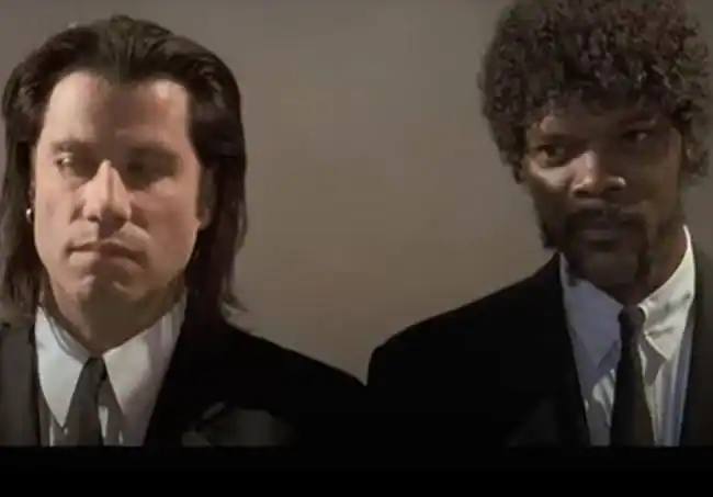 Arriba, Travolta y Jackson en la actualidad. Abajo en una escena de la película.