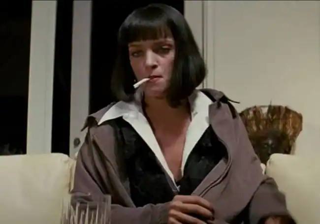 Uma Thurman en la fiesta de Hollywood, y -abajo- en su papel de Mia Wallace.