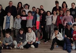 Ezkaizto auzo elkarteak eta Arroako Eskolak elkarlanean antolatutako Arroabeko VI. Ipuin Lehiaketaren sariak banatu dituzte.