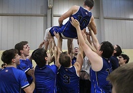 Los jugadores mantean a Lander Lasa tras el partido.