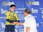 Grégoire, con el maillot amarillo en el podio de Ormaiztegi.