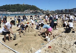 Éxito del primer concurso de castillos de arena en San Sebastián