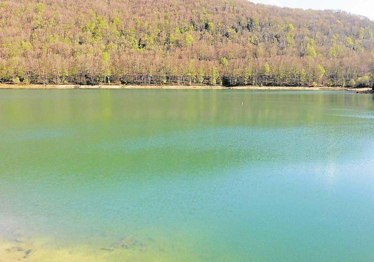 Vistas del embalse de Lareo, ubicado en la sierra de Aralar, que se encuentra actualmente al 76,15% de su capacidad.