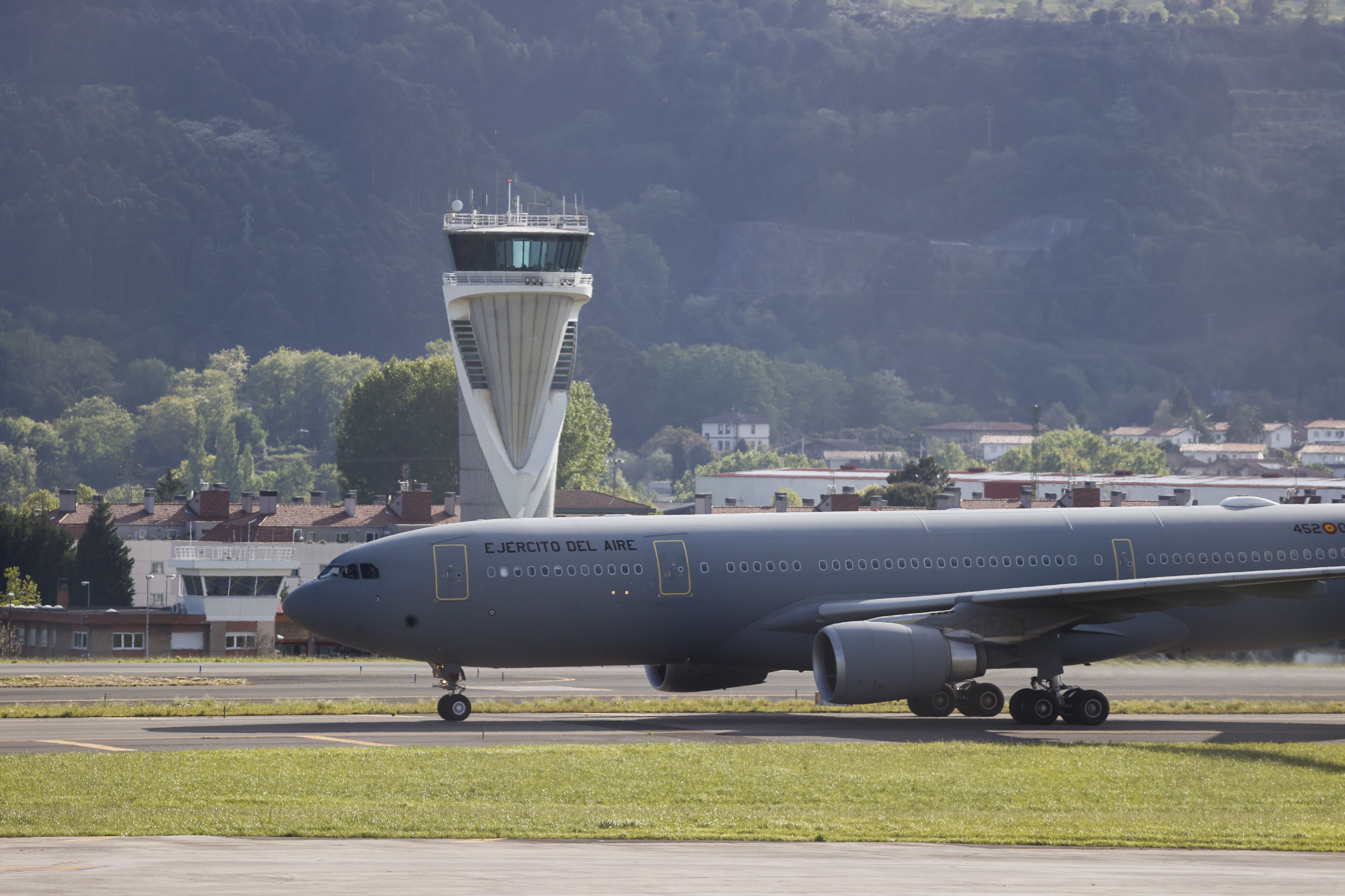 Así ha aterrizado el avión medicalizado que ha traído a Euskadi a Álex García