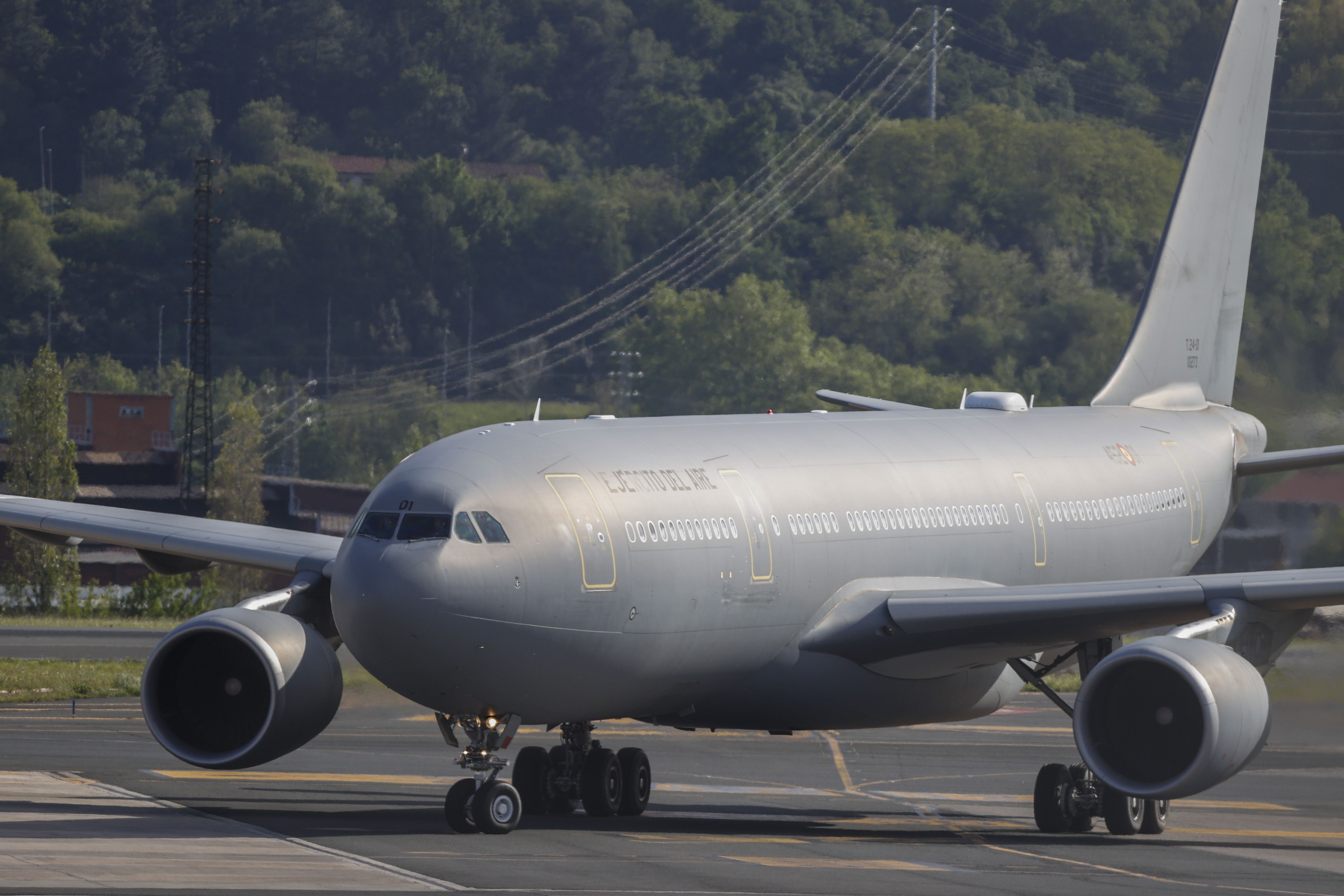 Así ha aterrizado el avión medicalizado que ha traído a Euskadi a Álex García