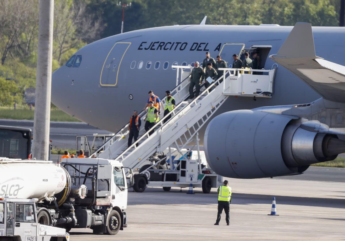 Así ha aterrizado el avión medicalizado que ha traído a Euskadi a Álex García