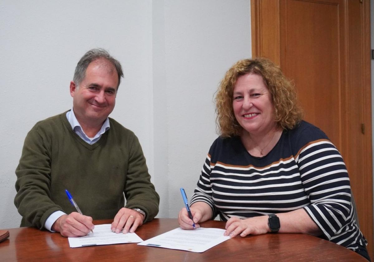 El director general de Cita Alzheimer, Iñaki Erguin, y la alcaldesa, Alazne Txurruka, firmando el convenio.