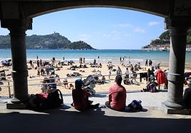 El sol empujó ayer a muchas personas a las playas de Gipuzkoa, como la de La Concha.