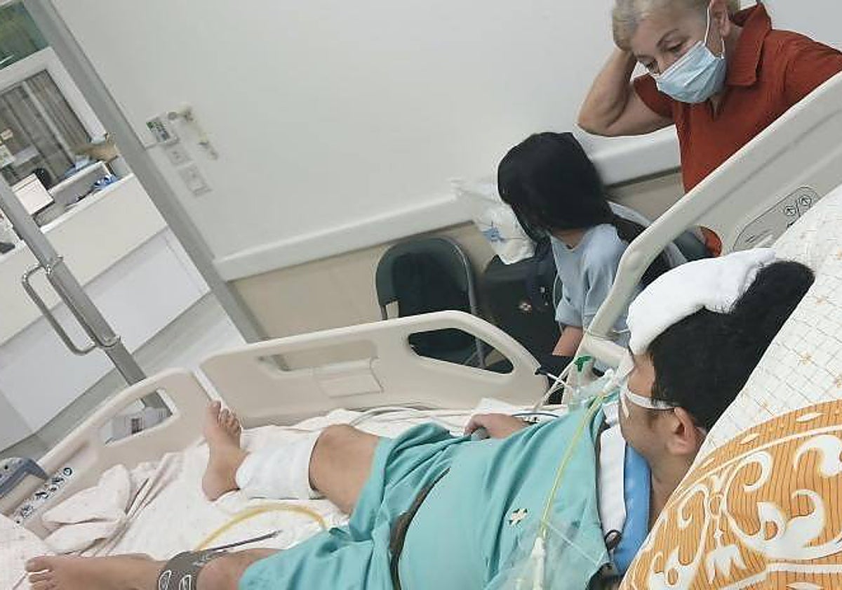 Álex García, con su madre y su cuñada, antes de ser repatriado desde Bangkok.