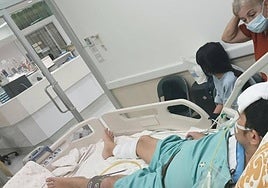 Álex García, con su madre y su cuñada, antes de ser repatriado desde Bangkok.