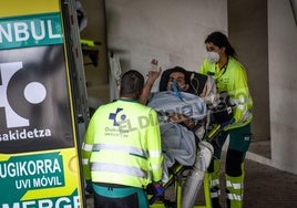 Álex García durante el traslado de la ambulancia al Hospital de Cruces.