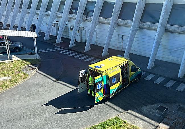 La ambulancia a pie de pista a la espera de trasladar a Álex a Cruces.