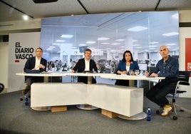 Mitxel Ezquiaga, anoche junto a tres representantes de los principales partidos, Imanol Lasa (PNV), Luix Barinagarrementeria (EH Bildu) y Rafaela Romero (PSE-EE) quienes fueron analizando los resultados