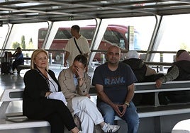 Javi García, hermano de Álex, a la derecha de la imagen, con su esposa, Bea Perezoses, y su hija Carla.