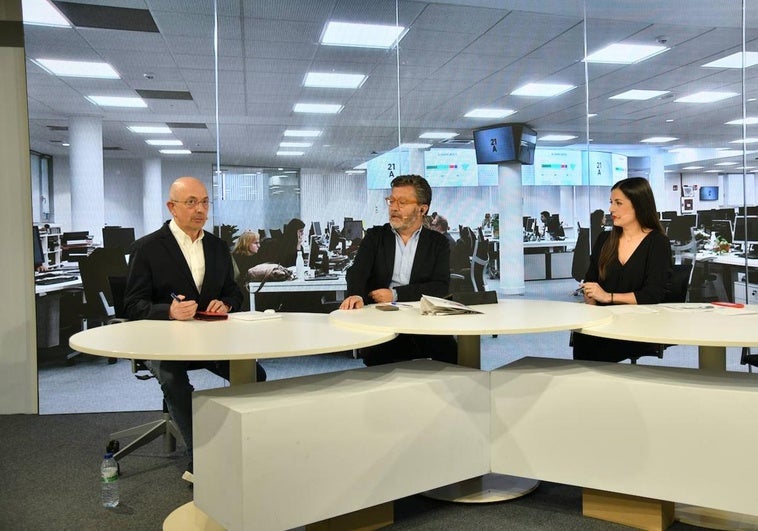 Los periodistas de El Diario Vasco Javier Roldán, Mitxel Ezquiaga y Estrella Vallejo presentan el programa postelectoral.