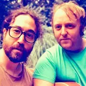 Sean Ono Lennon y James MacCartney juntos en una foto que han publicado para promocionar su tema 'Primrose Hill'