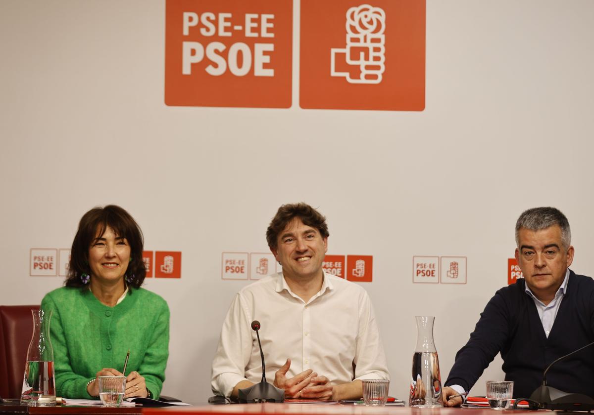 El secretario general del PSE-EE y candidato a Lehendakari Eneko Andueza (c) junto a Begoña Gil y el secretario de organización Miguel Angel Morales, (d).