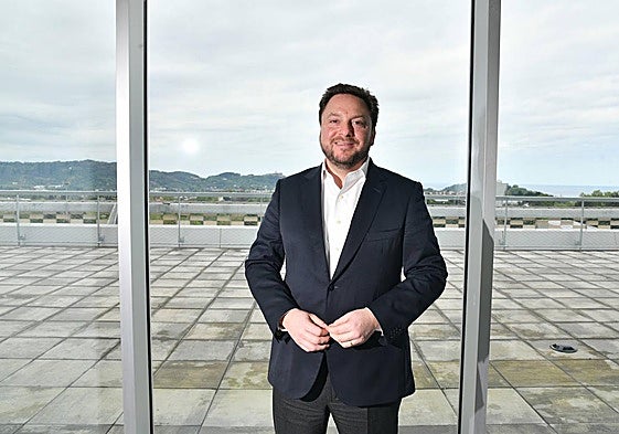 Bernardo Kanahuati, CEO de Bayer España, durante su visita ayer a las instalaciones de Viralgen, en el barrio donostiarra de Miramon.