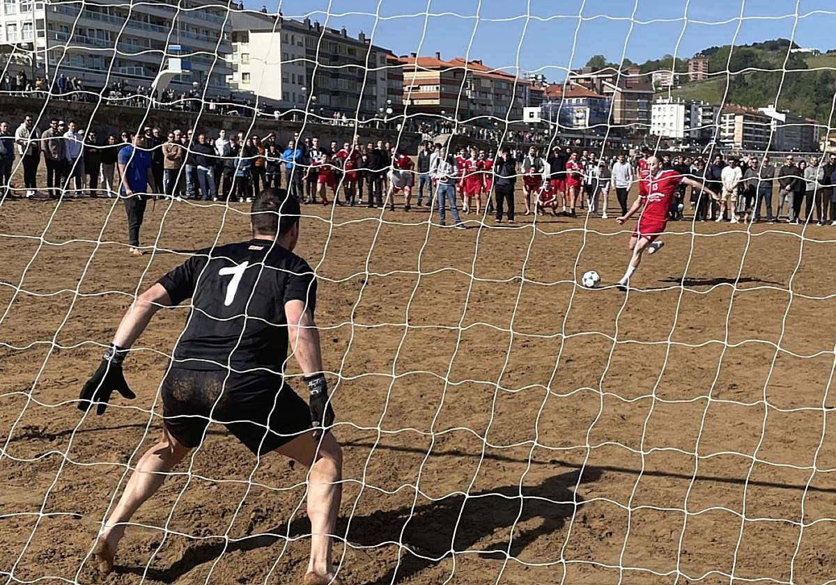 Ander Ahedo del Telesforo Erretegia lanza el penalti decisivo y engaña a Julen Azpeitia.