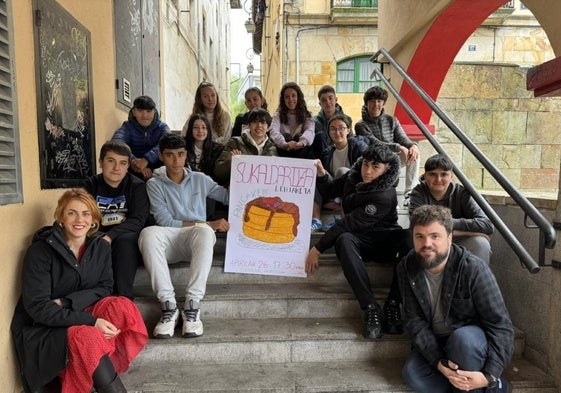 Jóvenes de Piztu Gazte Mahaia, con la concejal Maialen Fidalgo y el técnico de Juventud, Beñat Zamalloa.