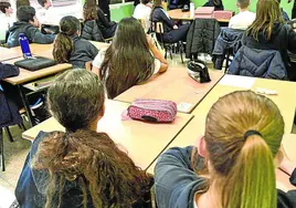 Alumnos de un colegio concertado siguen una clase en un centro vasco.