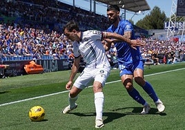 Oyarzabal es presionado por Alderete en el Coliseum