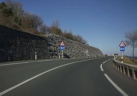 Tramo de la carretera de la costa entre Zarautz y Getaria.