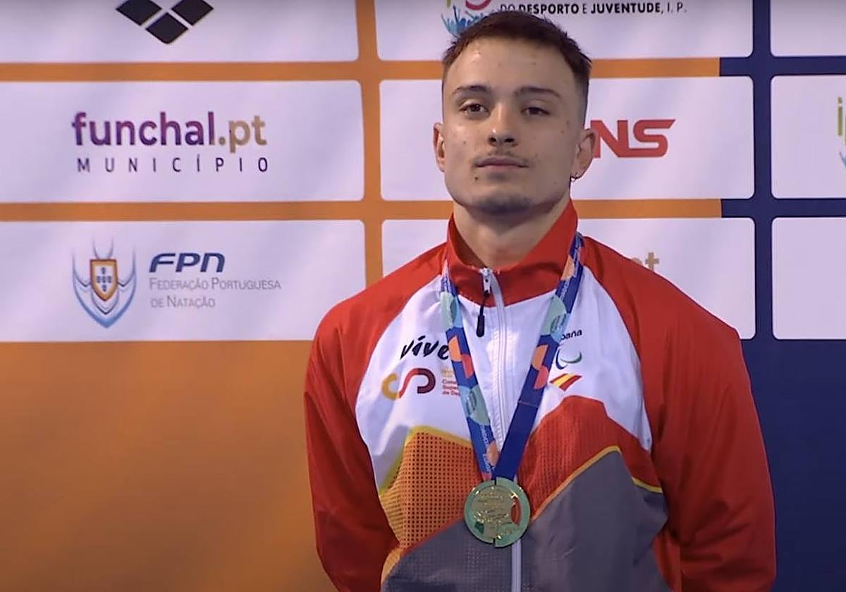 Iñigo Llopis, ayer en el podio del 100 espalda.