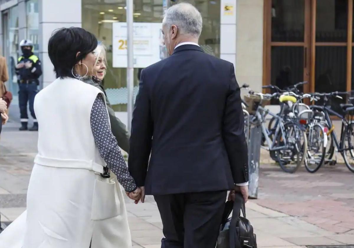 El lehendakari, Iñigo Urkullu, abandona el Parlamento vasco junto a su esposa, Lucía Arieta-Araunabeña.