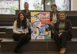Aizpea Otaegi, Maite Gartzia, Mercedes García y Lourdes Domínguez, en la presentación.