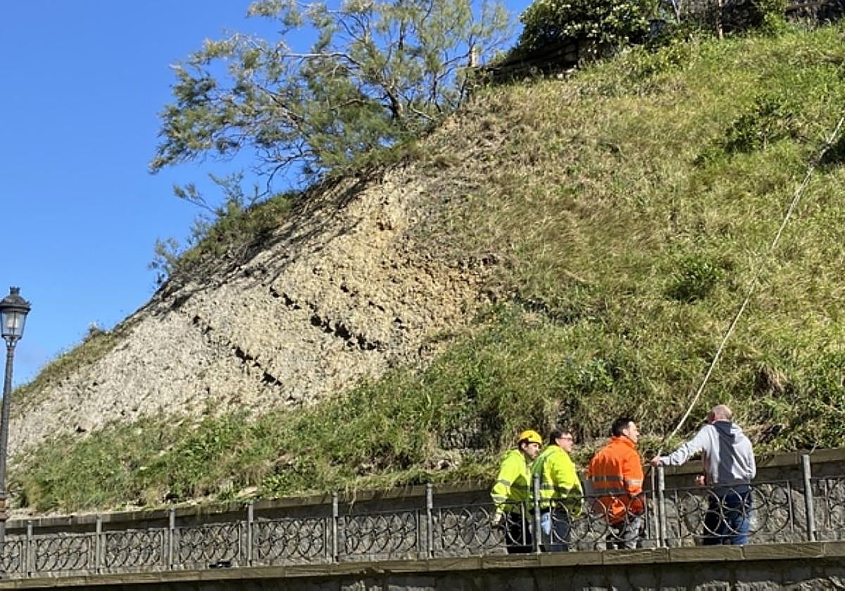 Astelehenean hasi zituzten egonkortze lanak magalean.
