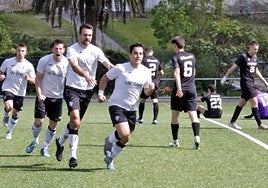 Jon Peñagarikano celebra el primer tanto seguido de Andreano, Casadevante y Odriozola.