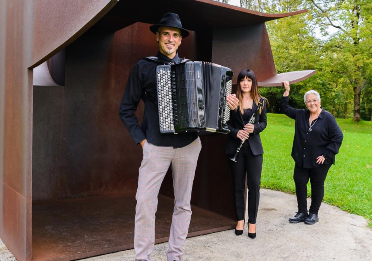 Gorka Hermosa, Edurne Zabalo y Toti Martínez de Lezea en una imagen promocional.