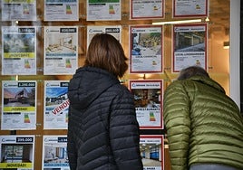 Consulta de viviendas en venta en una inmobiliaria de Donostia.