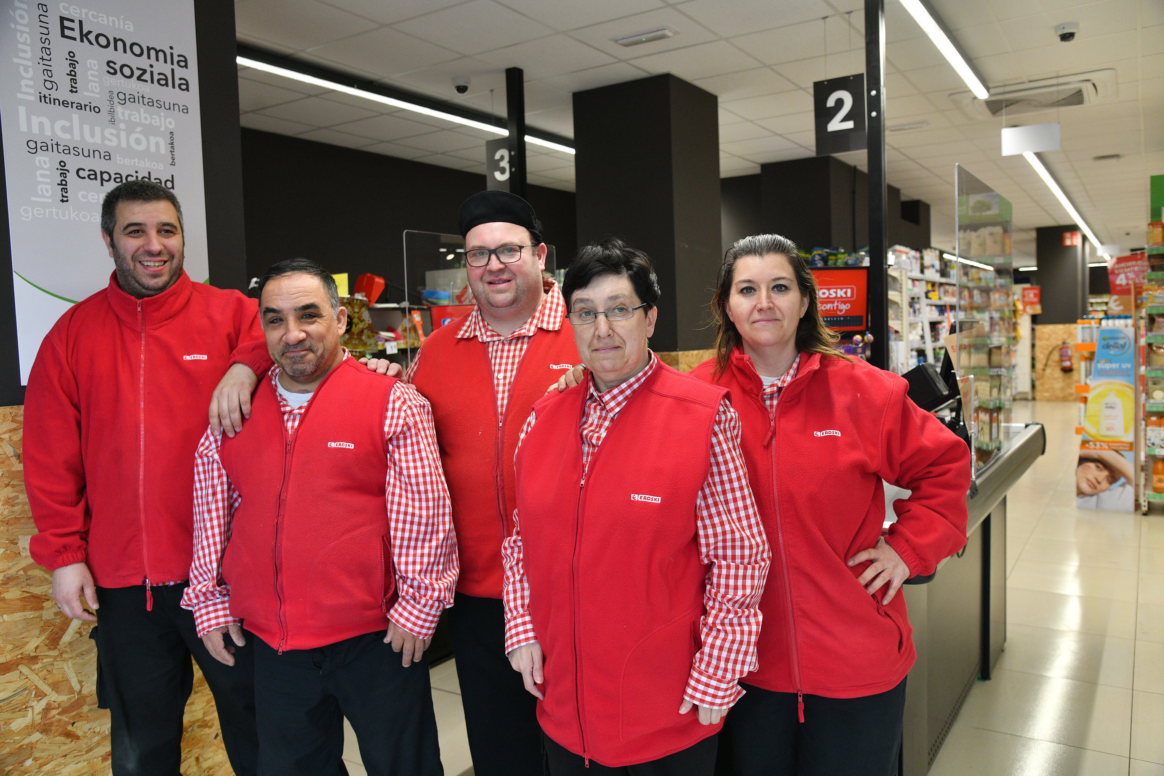 Jorge Sánchez, Gorka Vela, Josu Rementeria, Pilar Pato y Soraya Gómez, en el supermercado de Eroski City de Soraluze.